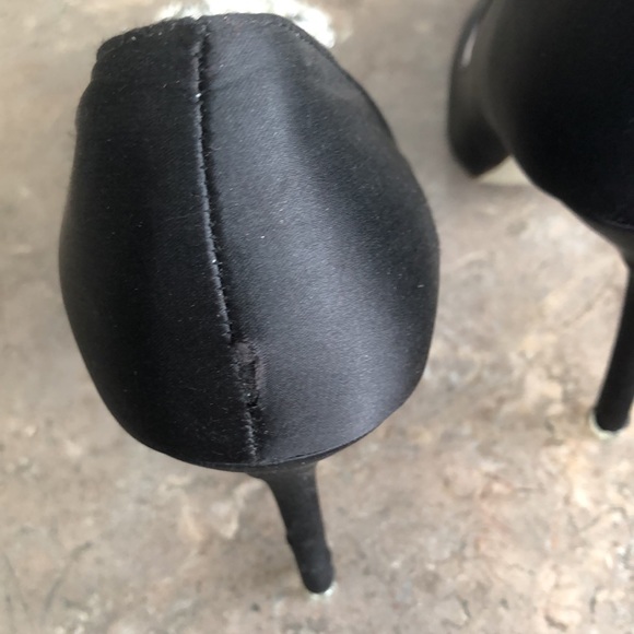 Beautiful formal shoes worn a few times a little flaw on the back seam of 1 shoe - Picture 4 of 6